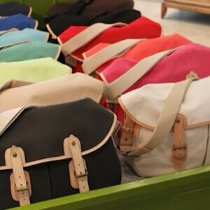 Stylish Women's Travel Bag - Black and Tan